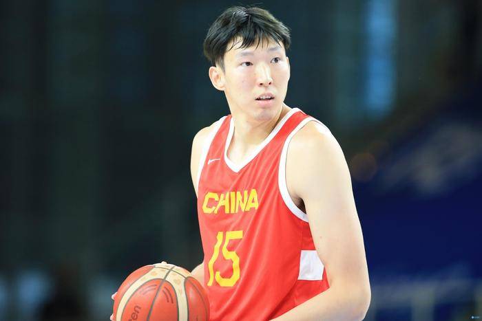 谈到自己有没有考虑去别的俱乐部踢球，福登表示：“老实说没有，我一直都认为自己是曼城的一员。